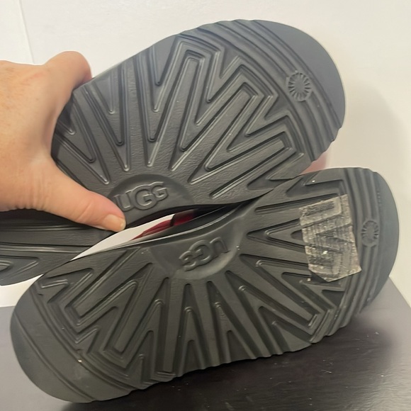 New red UGG slippers. Perfect for gift or to wear at the holidays. Comfy. Warm - Picture 6 of 10